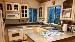 Cabin, 3 Bedrooms | Private kitchen