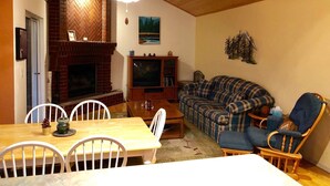Cabin, 3 Bedrooms | Living room