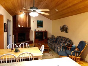 Living room - Cabin in the Pines - A (Yosemite National Park)