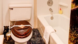 Estudio, 1 habitación | Baño | Tina con regadera y toallas 