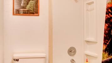 Studio, 1 Bedroom | Bathroom | Combined shower/bathtub, towels