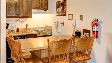 Studio, 1 Bedroom | Private kitchen