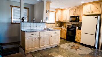 House, 4 Bedrooms | Private kitchen