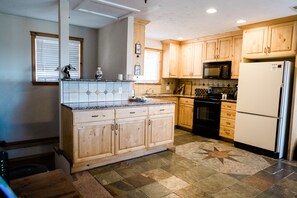 House, 4 Bedrooms | Private kitchen