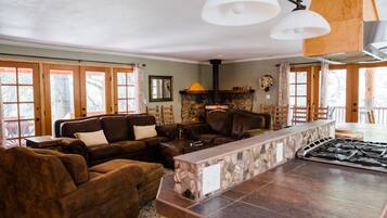 House, 4 Bedrooms | Living room