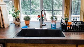 House, 4 Bedrooms | Private kitchen