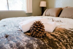 Room - Pinecone Getaway (Oakhurst)
