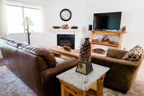 Living room - Pinecone Getaway (Oakhurst)