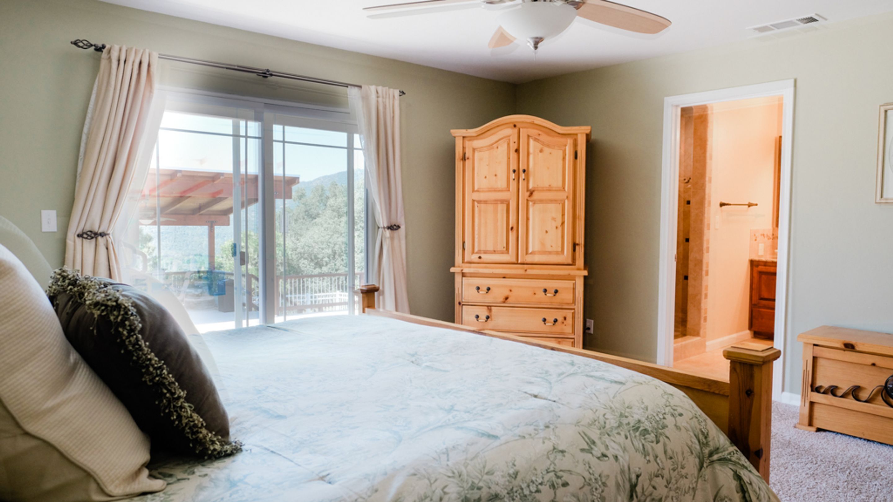 4 bedrooms, individually decorated, individually furnished, Internet