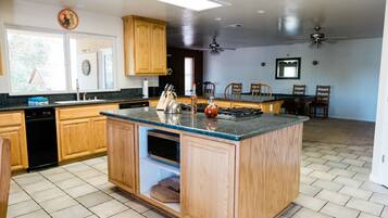 House, 4 Bedrooms | Private kitchen