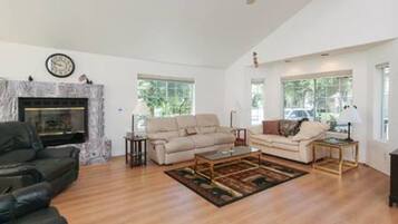 House, 3 Bedrooms | Living room