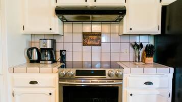 House, 3 Bedrooms | Private kitchen