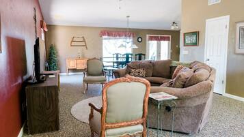 House, 3 Bedrooms | Living room