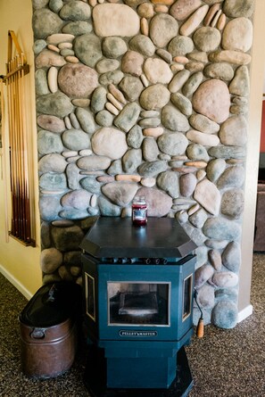 Interior - Pikes Ranch Retreat (Oakhurst)