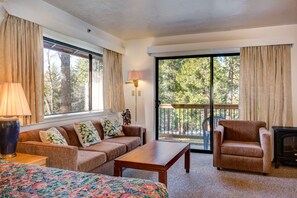 Studio, 1 Bedroom | Living room