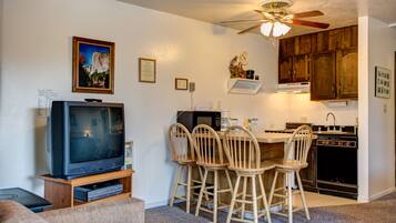 Studio, 1 Bedroom | Private kitchen