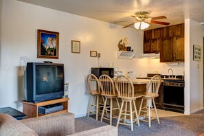 Studio, 1 Bedroom | Private kitchen - Cozy Corner Studio-a112 (Yosemite National Park)