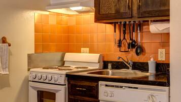 Studio, 1 Bedroom | Private kitchen | Fridge, microwave, oven, dishwasher