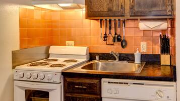 Studio, 1 Bedroom | Private kitchen | Fridge, microwave, oven, dishwasher