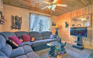 Living room - Cozy Bear South (Yosemite National Park)