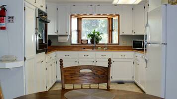 House, 4 Bedrooms | Private kitchen