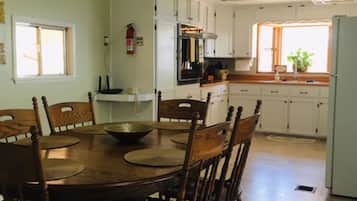 House, 4 Bedrooms | Dining