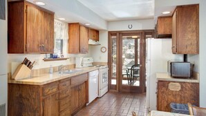 House, 1 Bedroom | Private kitchen - Forest Glen-yw (Yosemite National Park)