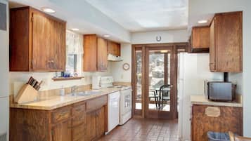 House, 1 Bedroom | Private kitchen