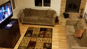 House, 3 Bedrooms | Ruang tamu