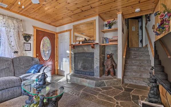 Cabin, 2 Bedrooms | Living room | TV, fireplace, DVD player, video library
