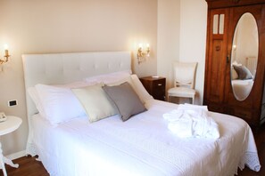 Free minibar items, free WiFi, bed sheets