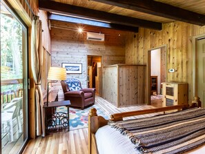 2 bedrooms, iron/ironing board, travel crib, free WiFi - Retro A-Frame Chalet, your perfect getaway to Mt.Baker - Hot Tub, Fireplace, A/C (Glacier)