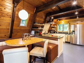 Réfrigérateur, four à micro-ondes, un four, surface de cuisson