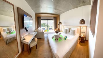 Habitación Deluxe, varias camas, balcón, vistas al mar | Ropa de cama de alta calidad, caja fuerte, escritorio