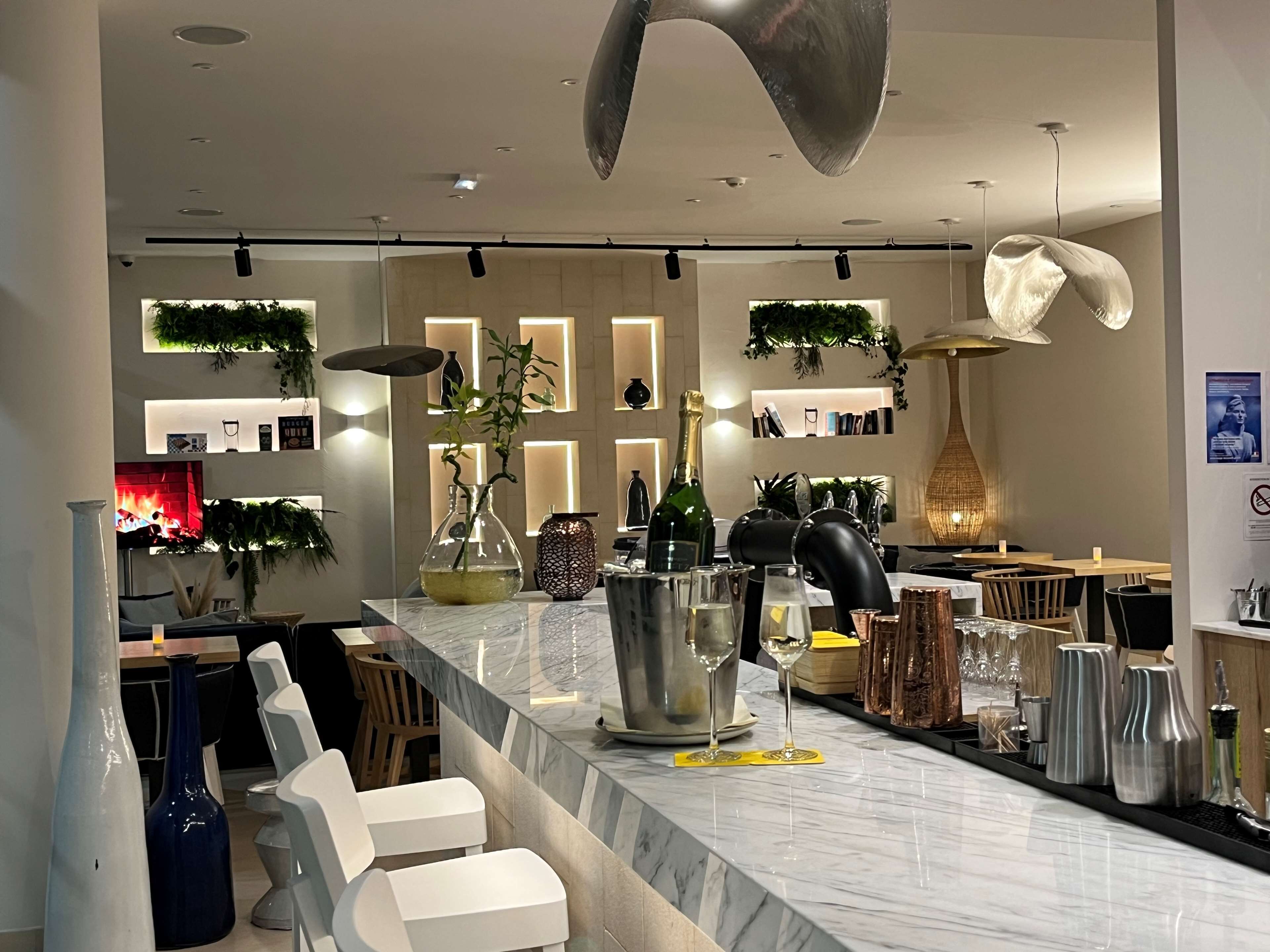Bar (trong khuôn viên)