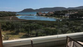 Premium bedding, in-room safe, desk, laptop workspace