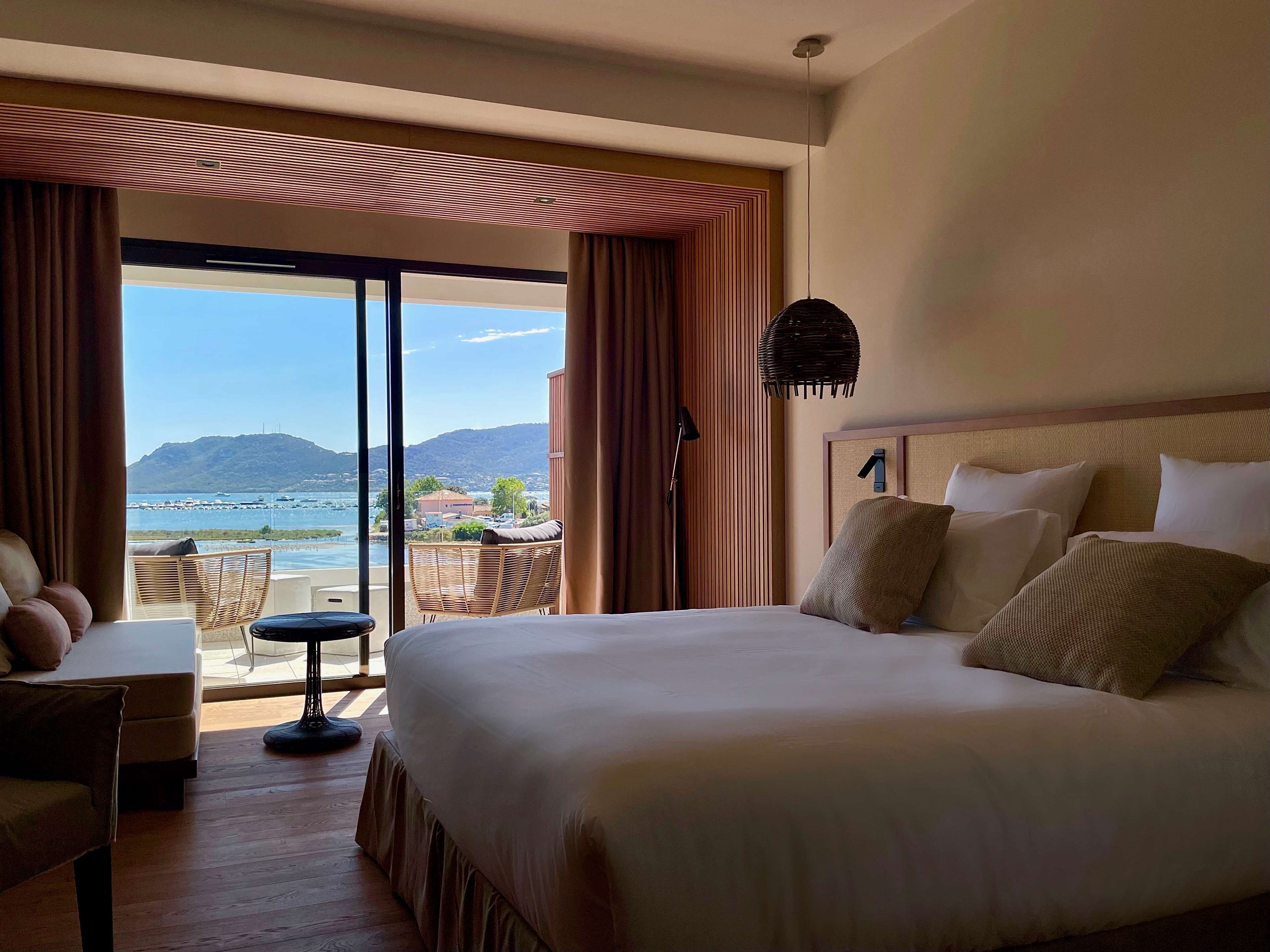 Habitación Deluxe, 1 cama King size, balcón, vista al mar | Ropa de cama de alta calidad y caja de seguridad en la habitación 