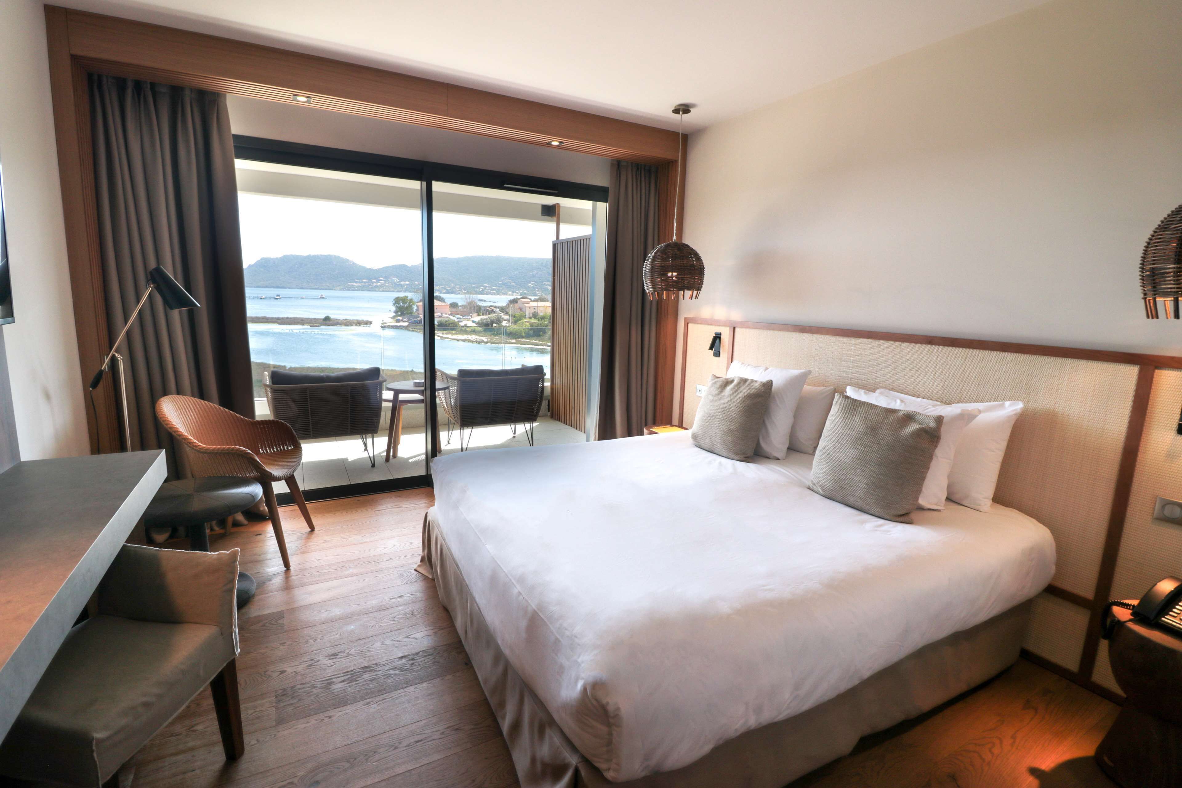 Literie de qualité supérieure, coffres-forts dans les chambres, bureau