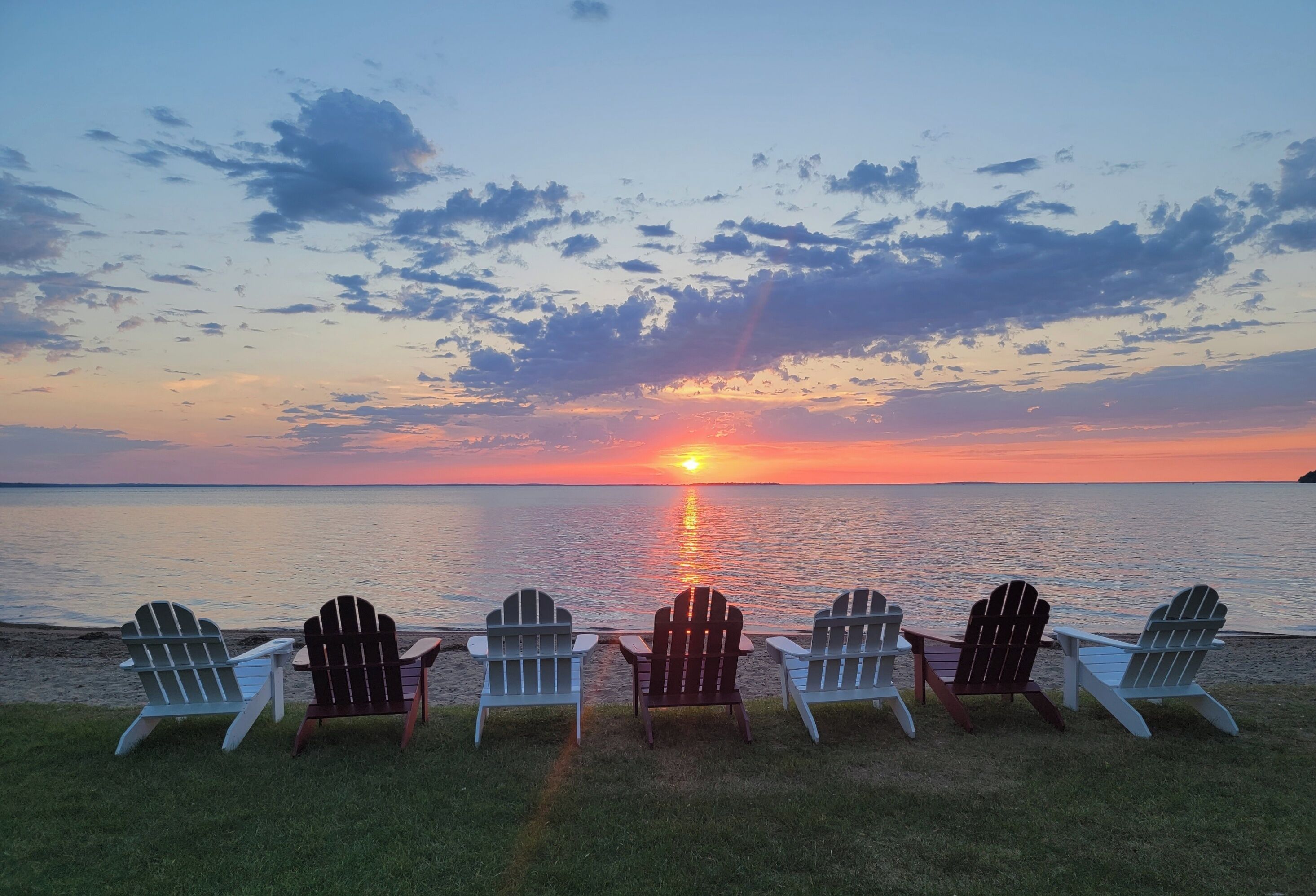 Summer 2025 Booking now!! Stunning Sunsets, sandy beach, big yard! LEECH LAKE