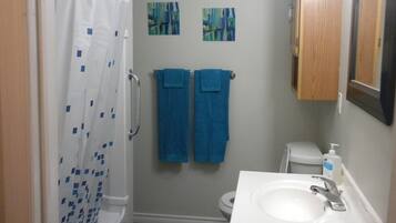 Haartrockner, Handtücher, Seife, Toilettenpapier