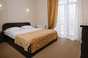 Standard dubbelrum | Minibar, värdeförvaringsskåp på rummet, skrivbord och ljudisolering