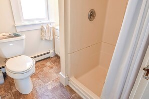 Suihku, hiustenkuivaaja, pyyhkeet