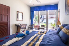 8 chambres, coffre-fort, bureau, fer et planche à repasser