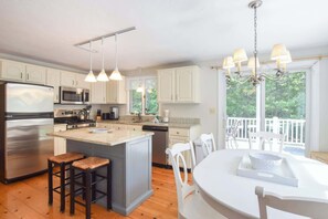 Fridge, microwave, oven, stovetop - Hot Tub, Central AC, Dog Friendly! (Eastham)