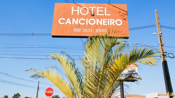 Hotellin kyltti, jossa lukee nimellä ”HOTEL CANCIONEIRO” ja on lisäksi puhelinnumero.