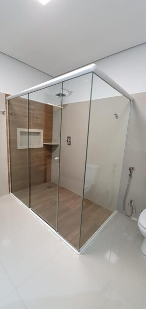 Shower, free toiletries, towels, soap - Hotel Cancioneiro (Sinop)