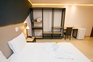 Minibar, desk, laptop workspace, blackout drapes - Hotel Cancioneiro (Sinop)