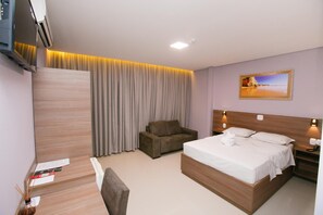 Minibar, skrivbord, arbetsyta för laptop och mörkläggningsgardiner