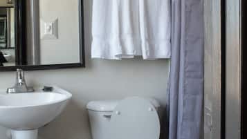 Kamer, 2 queensize bedden | Badkamer | Gratis toiletartikelen, handdoeken