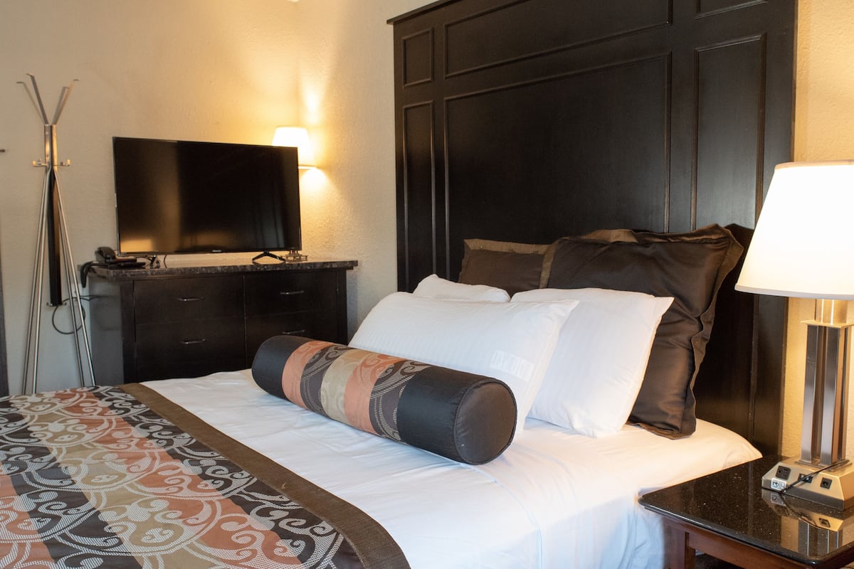 Basic Room, 1 King Bed | Premium bedding, pillowtop beds, blackout drapes
